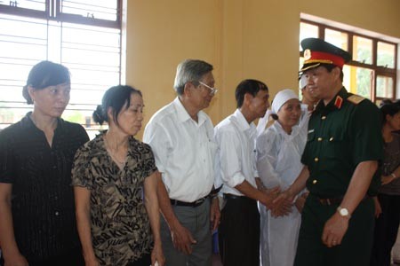 Thiếu tướng Trần Quang Phương - Bí thư Đảng ủy Chính ủy Quân khu 5 viếng và chia buồn cùng gia đình đại úy Nguyễn Văn Trấn.